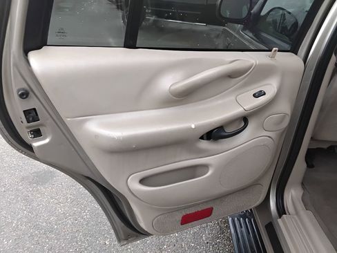 Used 2001 Ford Expedition XLT image 19