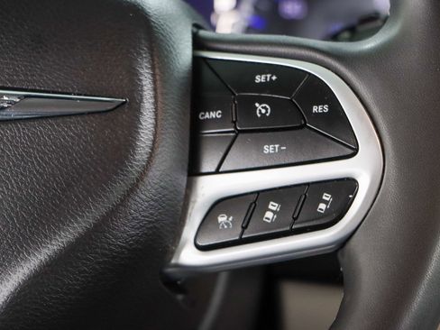 Used 2023 Chrysler Pacifica Touring-L image 14