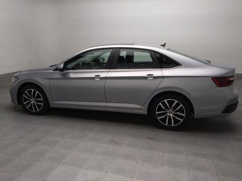 Used 2025 Volkswagen Jetta SE FWD image 3