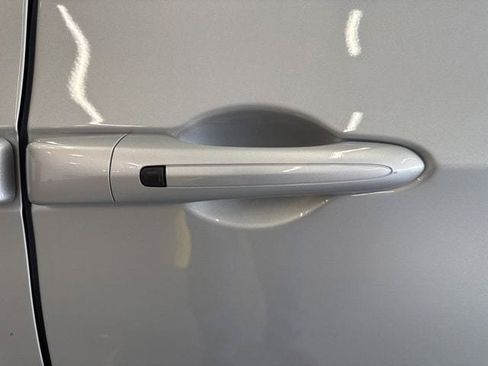 Used 2024 Chrysler Pacifica Touring-L FWD image 18