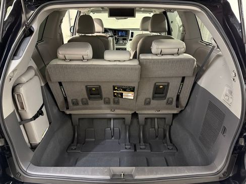 Used 2020 Toyota Sienna XLE Premium FWD image 36