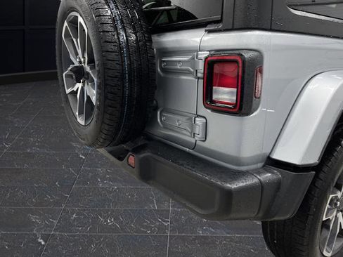 Used 2024 Jeep Wrangler Unlimited image 29