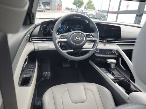Certified 2025 Hyundai Elantra Limited FWD image 10