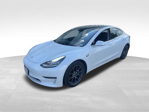 Used 2020 Tesla Model 3 Standard Range image 2