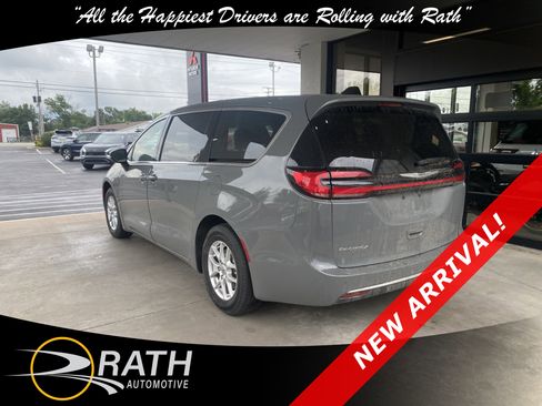Used 2023 Chrysler Pacifica Touring-L FWD image 8