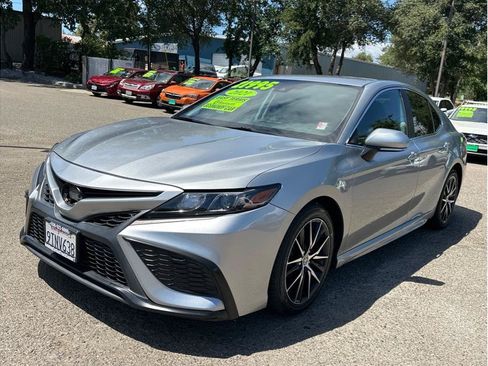 Used 2021 Toyota Camry SE w/ Convenience Package FWD image 3