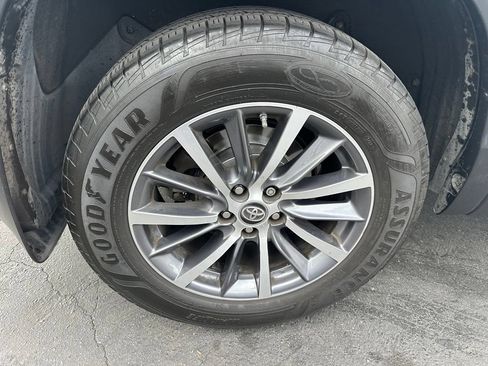 Used 2019 Toyota Highlander XLE FWD image 5