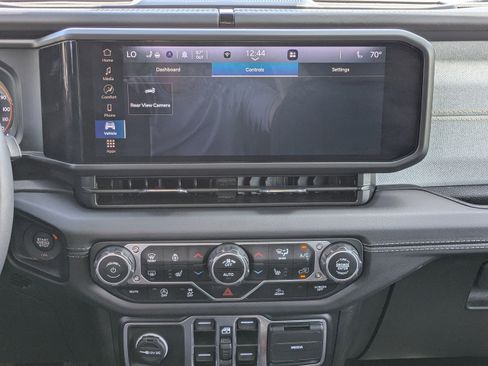 Used 2025 Jeep Wrangler Unlimited Sahara AWD/4WD image 17