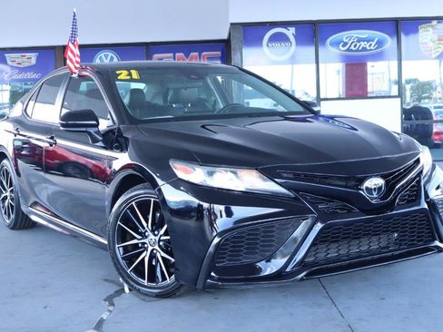 Used 2021 Toyota Camry SE FWD image 2