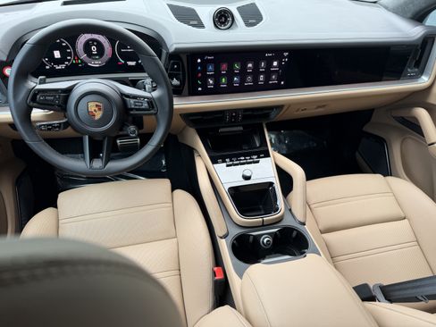 Certified 2024 Porsche Cayenne Turbo AWD/4WD image 17