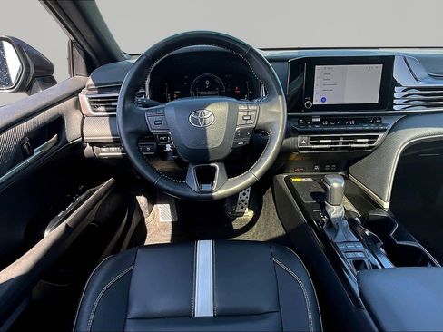 Used 2025 Toyota Camry SE w/ Convenience Package image 8