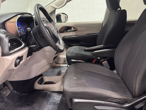 Used 2017 Chrysler Pacifica LX image 15