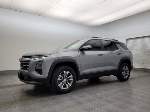 Used 2025 Chevrolet Equinox LT w/ Convenience Package II image 2