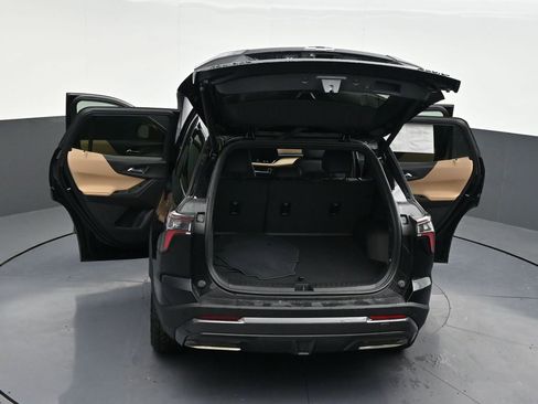 Used 2025 Chevrolet Equinox ACTIV w/ Safety and Technology Package image 35