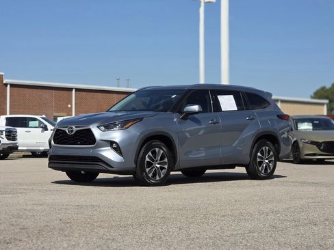 Used 2021 Toyota Highlander XLE image 4