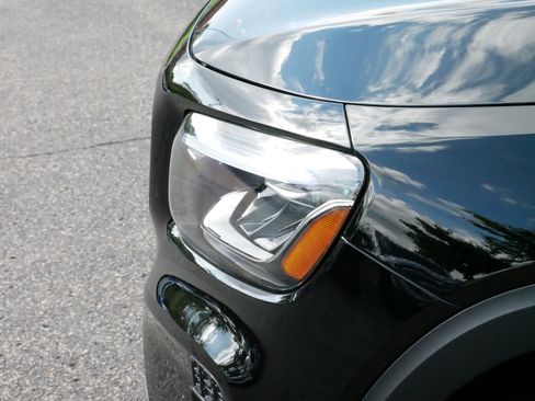 Used 2025 Mercedes-Benz GLB 250 4MATIC image 16