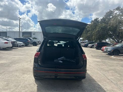 Certified 2022 Volkswagen Tiguan SE R-Line image 40