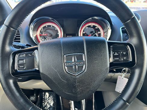 Used 2016 Dodge Grand Caravan SE image 12