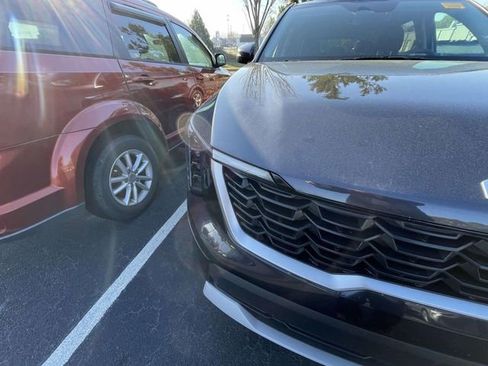 Used 2025 Kia Sorento LX image 4