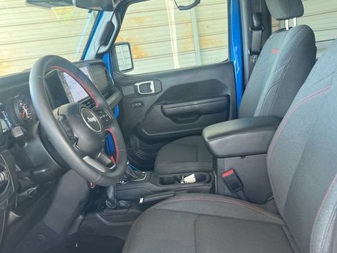 Used 2024 Jeep Wrangler Rubicon w/ Convenience Group AWD/4WD image 18