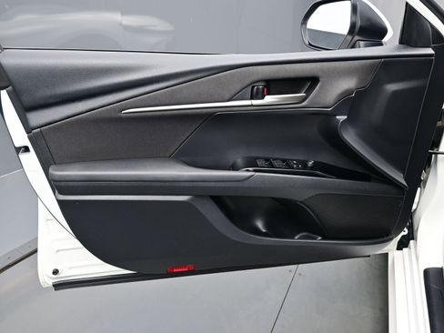 Used 2025 Toyota Camry SE image 9