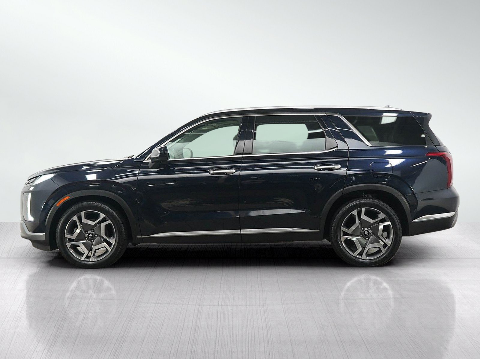 Used 2024 Hyundai Palisade Limited AWD/4WD image 2