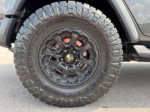 Used 2018 Jeep Wrangler Unlimited Sahara image 12