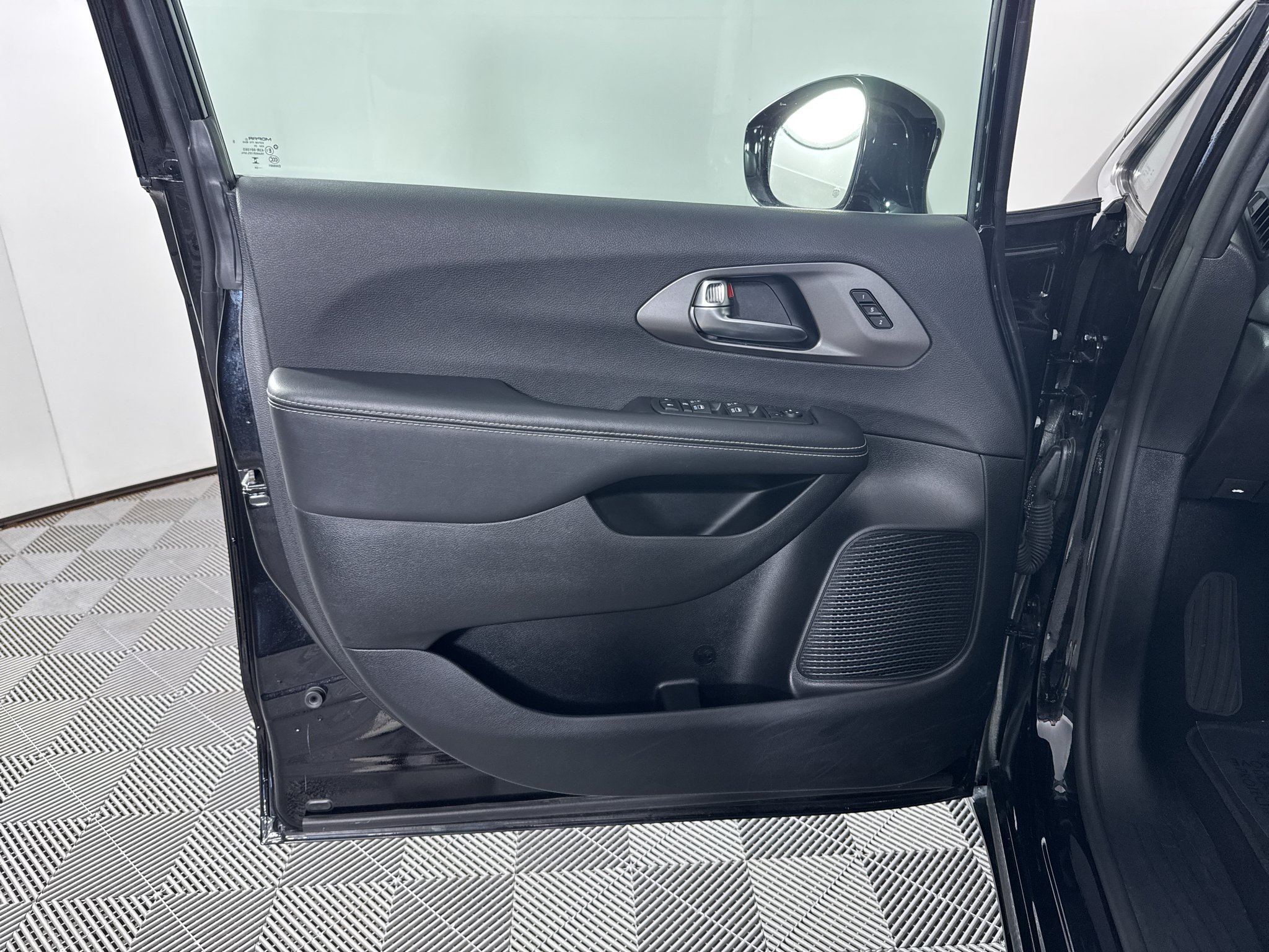 Used 2025 Chrysler Pacifica Select FWD image 29