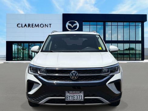 Used 2022 Volkswagen Taos SEL w/ Panoramic Sunroof Package FWD image 2