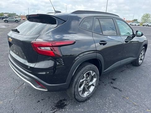 Used 2025 Chevrolet Trax LT FWD image 4