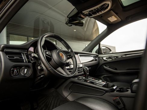 Certified 2023 Porsche Macan Turbo image 4