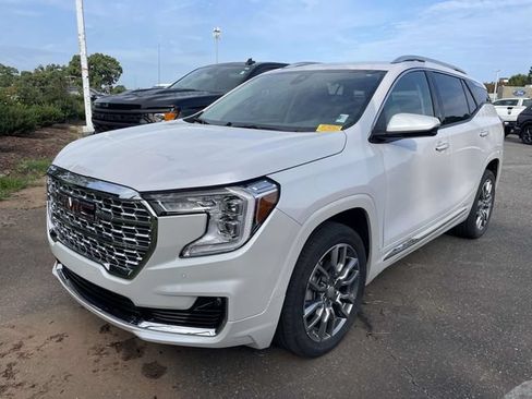 Used 2024 GMC Terrain Denali AWD/4WD image 3