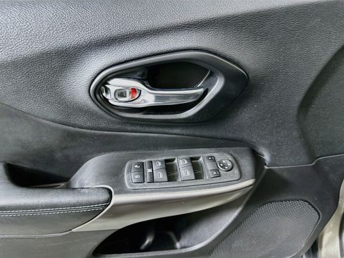 Used 2021 Jeep Cherokee Latitude FWD image 15