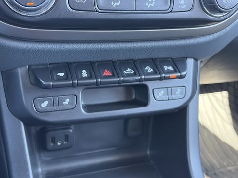 Used 2020 Chevrolet Colorado Z71 image 30