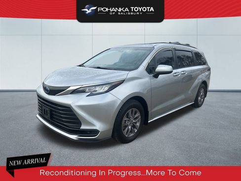 Used 2023 Toyota Sienna LE image 1