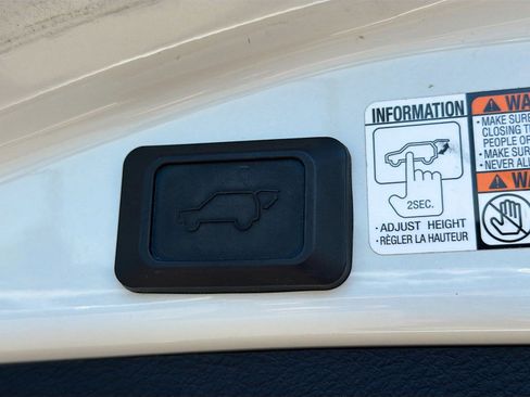 Used 2017 Toyota RAV4 Limited AWD/4WD image 28