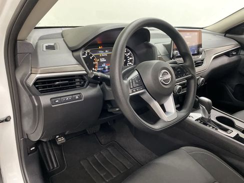Used 2025 Nissan Altima 2.5 SV FWD image 2