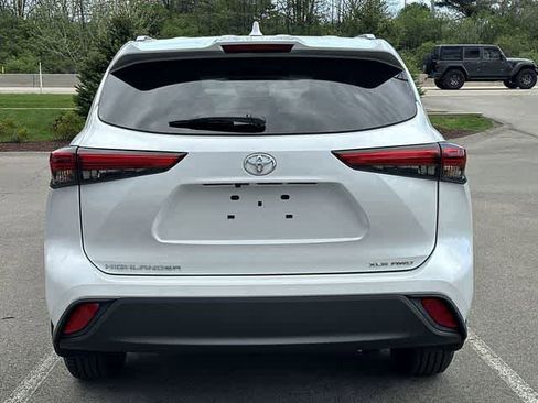 Used 2023 Toyota Highlander XLE AWD/4WD image 4