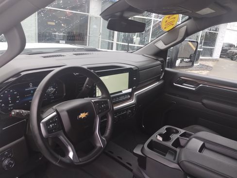 Used 2024 Chevrolet Silverado 2500 LT image 9