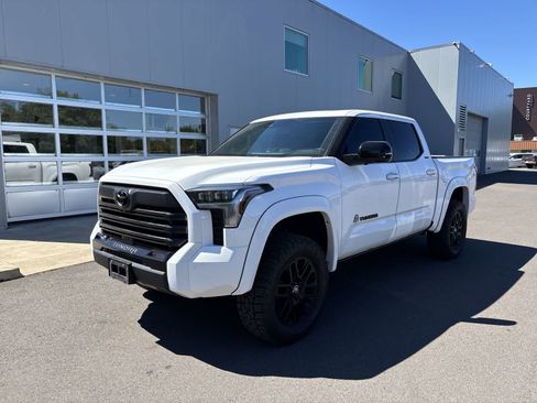 Used 2025 Toyota Tundra Limited AWD/4WD image 1