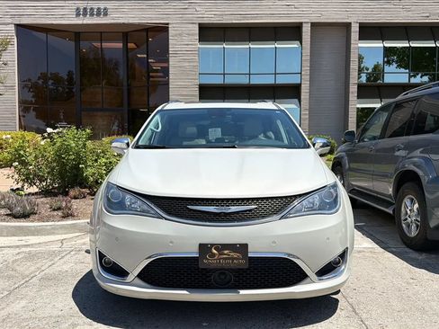 Used 2020 Chrysler Pacifica Limited w/ Advanced Safetytec Group FWD image 3