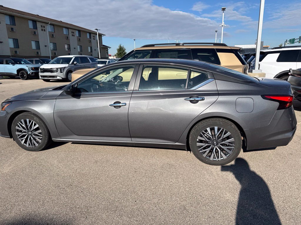 Used 2025 Nissan Altima 2.5 SV FWD image 6