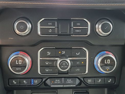 Used 2024 GMC Yukon AT4 w/ Technology Package AWD/4WD image 23