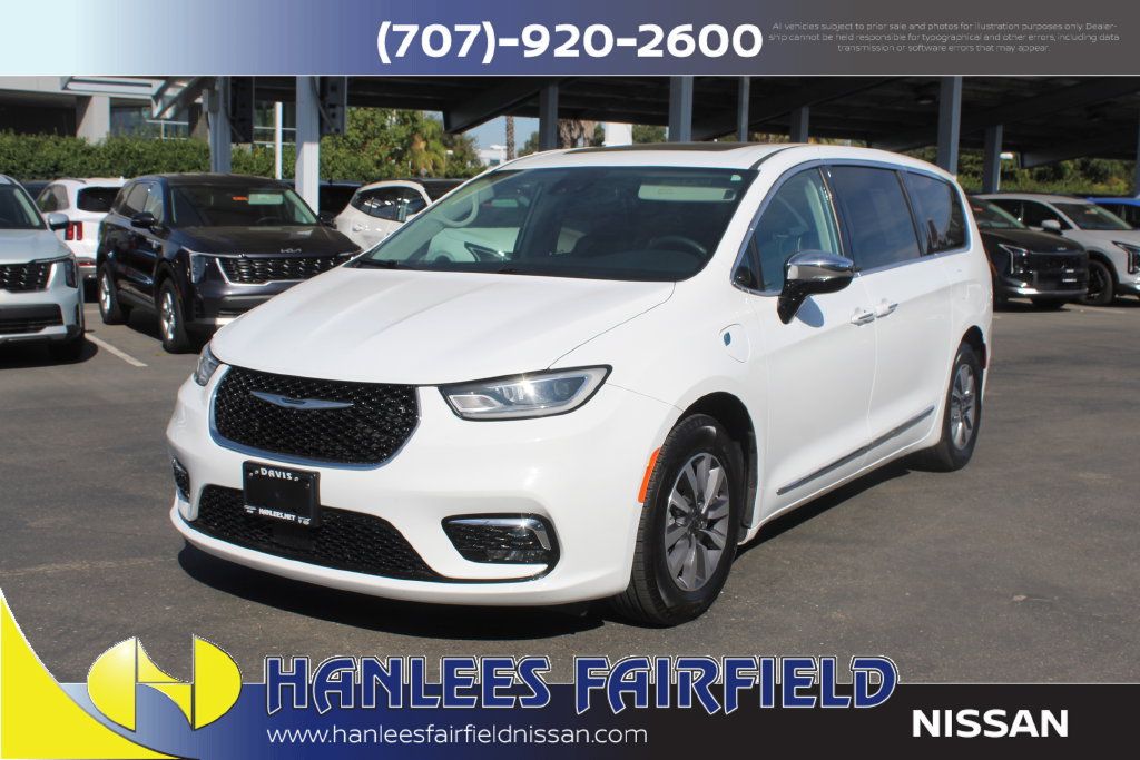 Used 2023 Chrysler Pacifica Limited FWD image 3