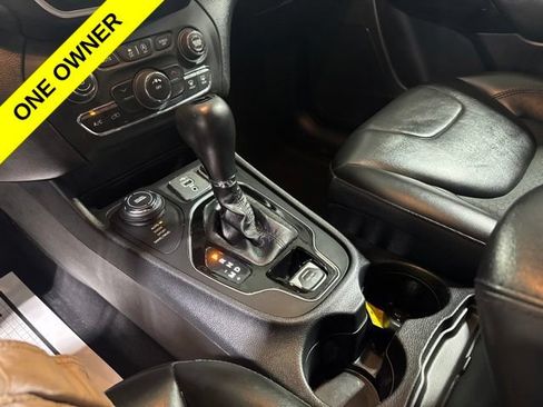 Used 2019 Jeep Cherokee Latitude Plus AWD/4WD image 19