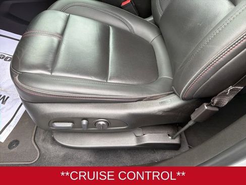 Used 2023 Chevrolet Traverse RS image 9