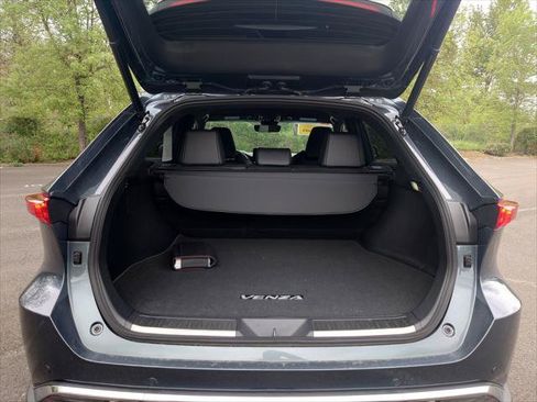 Certified 2022 Toyota Venza XLE AWD/4WD image 7