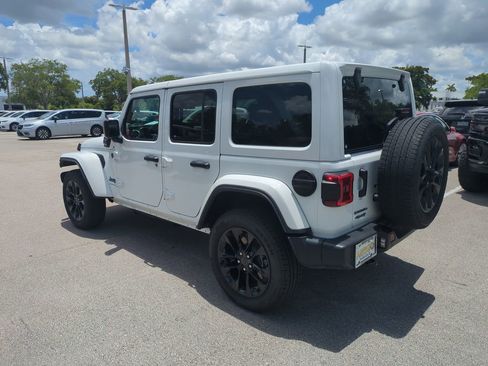 Used 2025 Jeep Wrangler Unlimited Sahara w/ Safety Group AWD/4WD image 8