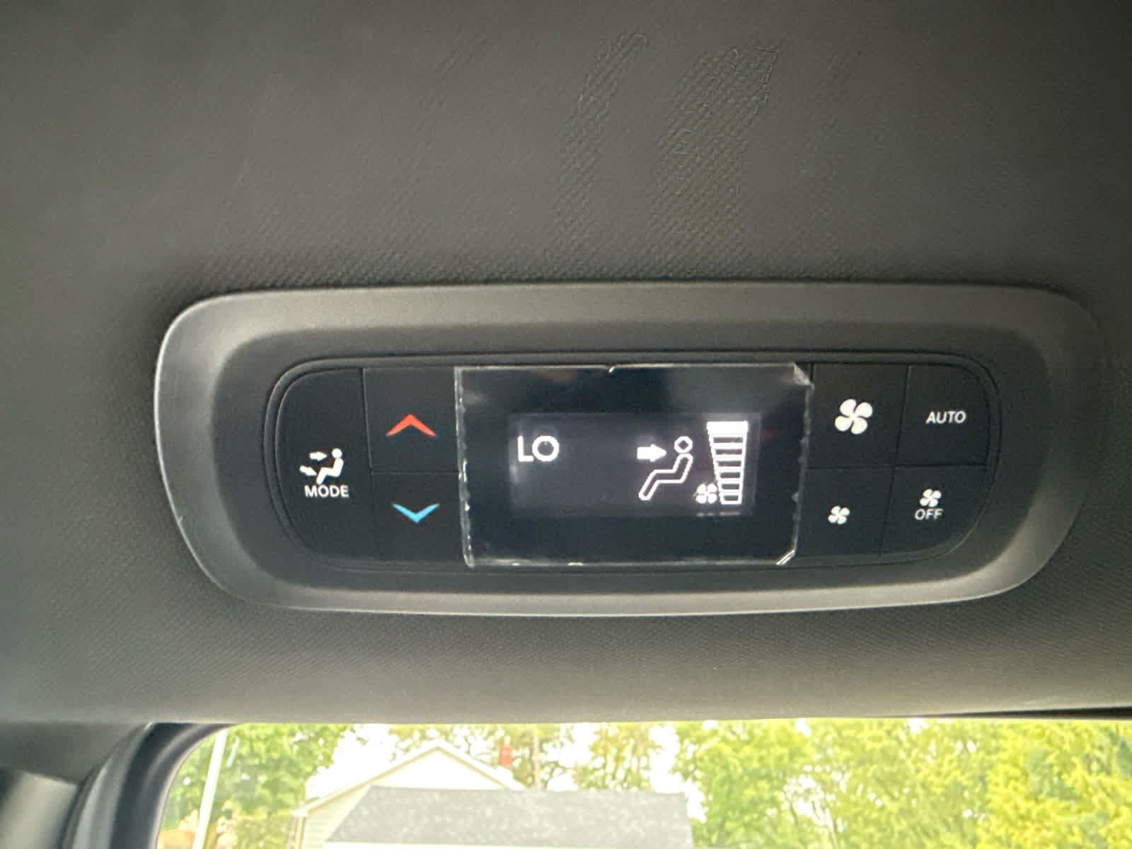 Used 2023 Chrysler Pacifica Touring FWD image 16