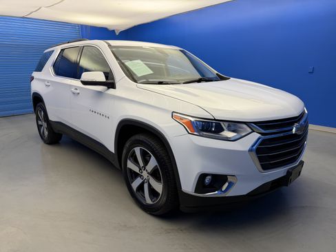 Used 2021 Chevrolet Traverse LT w/ LT Premium Package AWD/4WD image 2